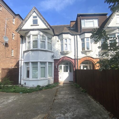 Golders Green Road, NW11 8BB